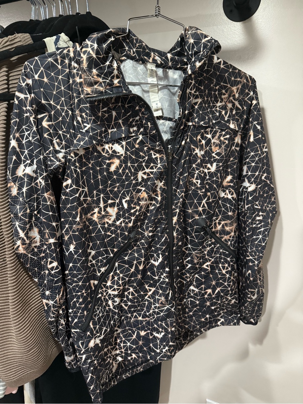 lululemon athletica Geometric Print Windbreaker — Black & Cream